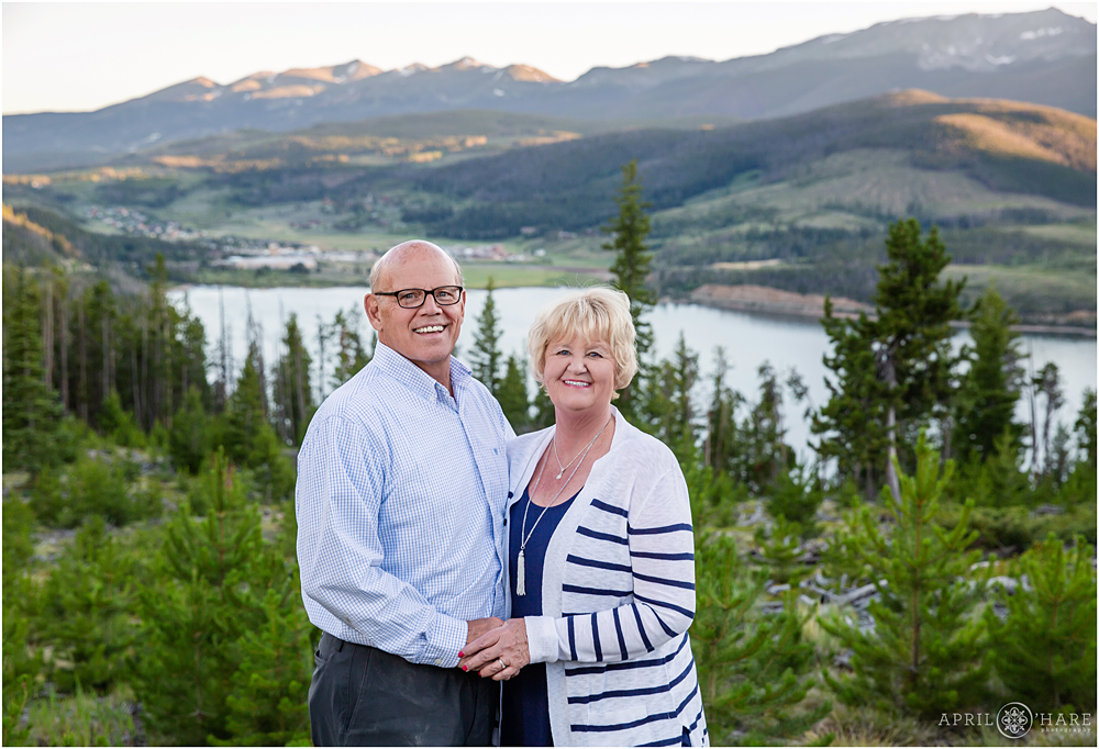 Colorado extended family photos at Sapphire Point with Lake Dillon backdrop
