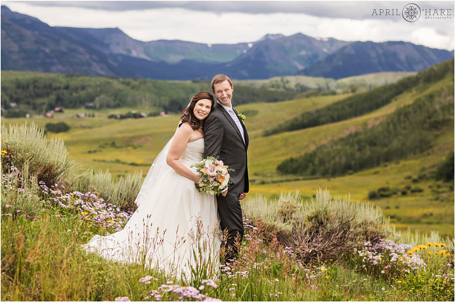 Crested Butte wedding photographer photographs a couple in the stunning scenery outdoor wedding