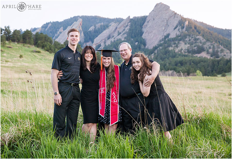 Cute family photos for a CU Boulder graduation photos session at Chautuaqua Park
