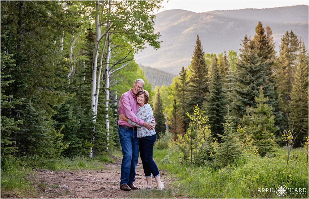 Pretty Aspen Forest Couples Portrait in Evergreen Colorado