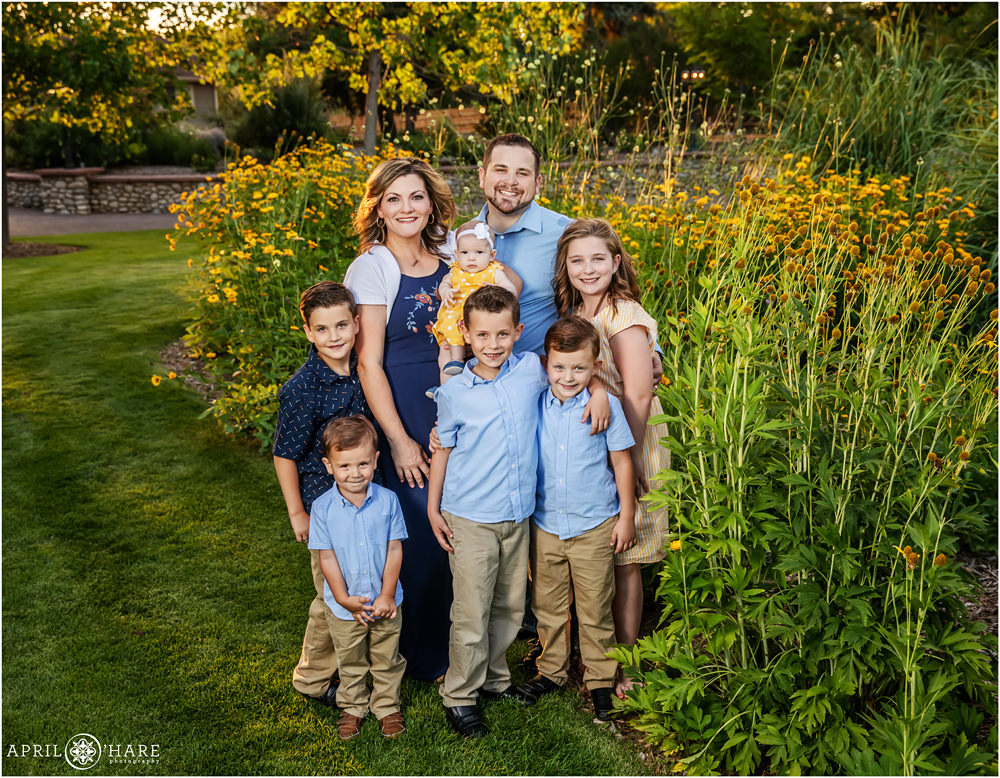 Family of 8 pose for a nice family portrait together in Littleton Colorado