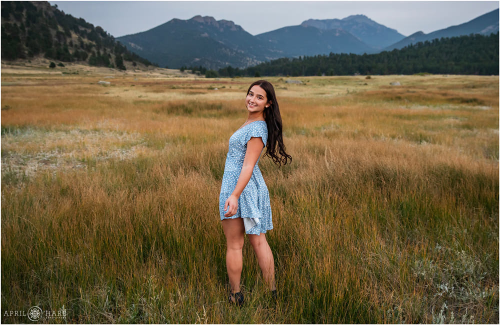 Cute photo of a high school senior girl in the field at RMNP at Estes Park in Colorado