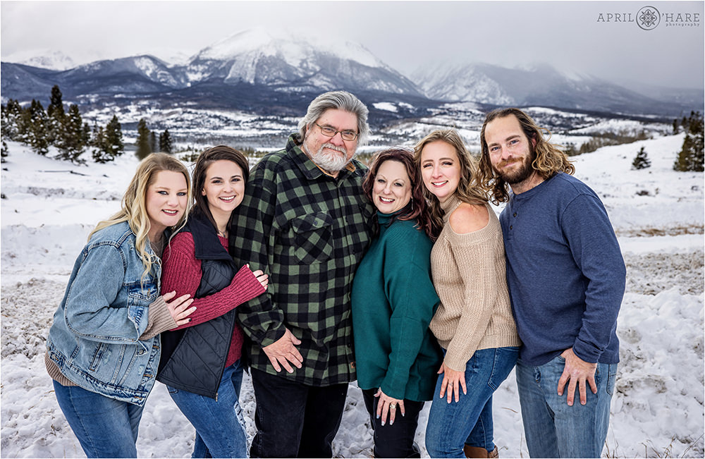 Parents with their adult chilren get some snowy winter photos created in Colorado