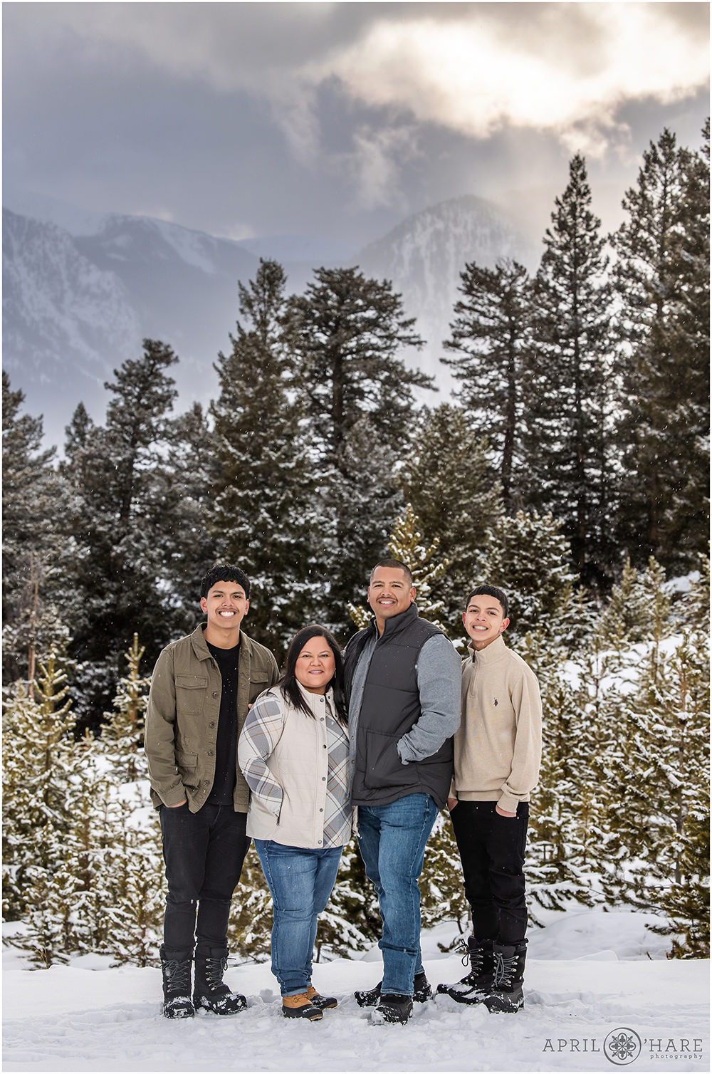 Gorgeous Colorado Mountain Family Photo in the Snow During Winter