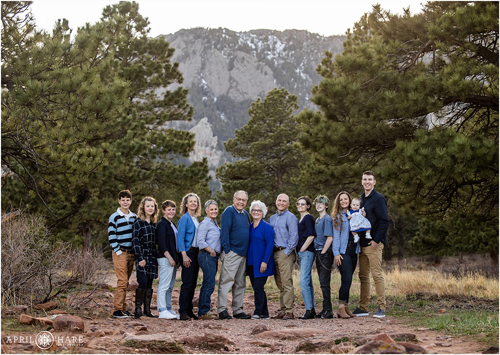 Extended family photo with pretty mountain backdrop in Boulder Colorado