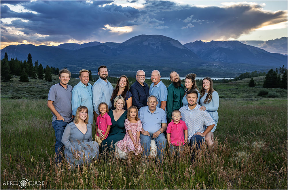 Extended family portrait with pretty mountain backdrop in Summit County Colorado