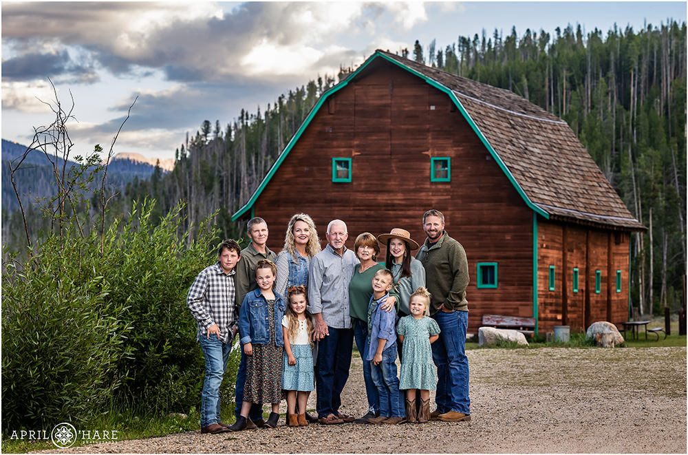Barn backdrop for a family photo in Grand Lake