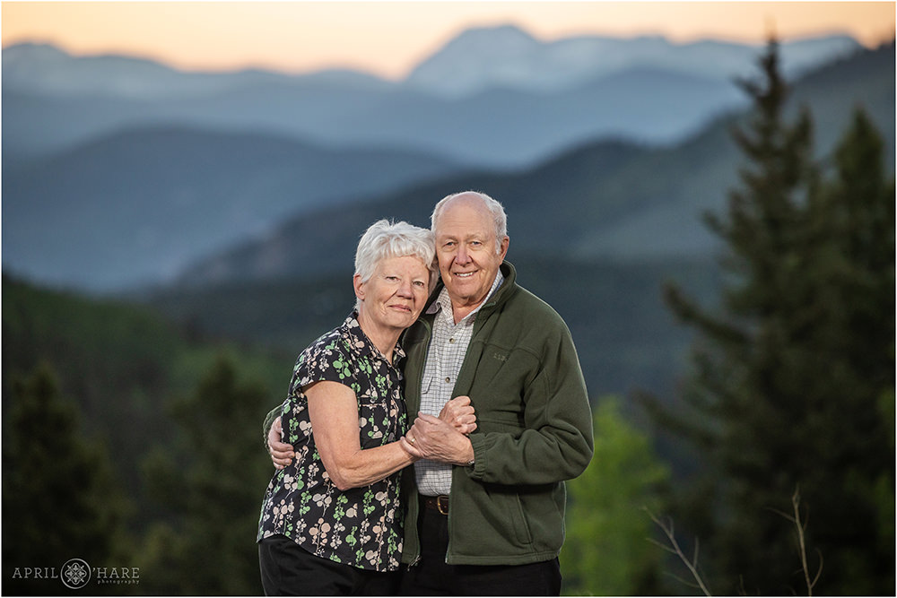 Couples photo with mountain backdrop in Evergreen