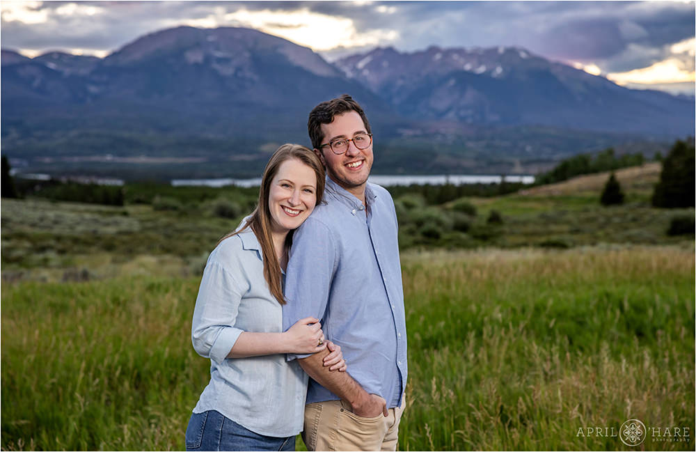 Couples portrait at sunset with a grassy mountain backdrop at Lake Dillon