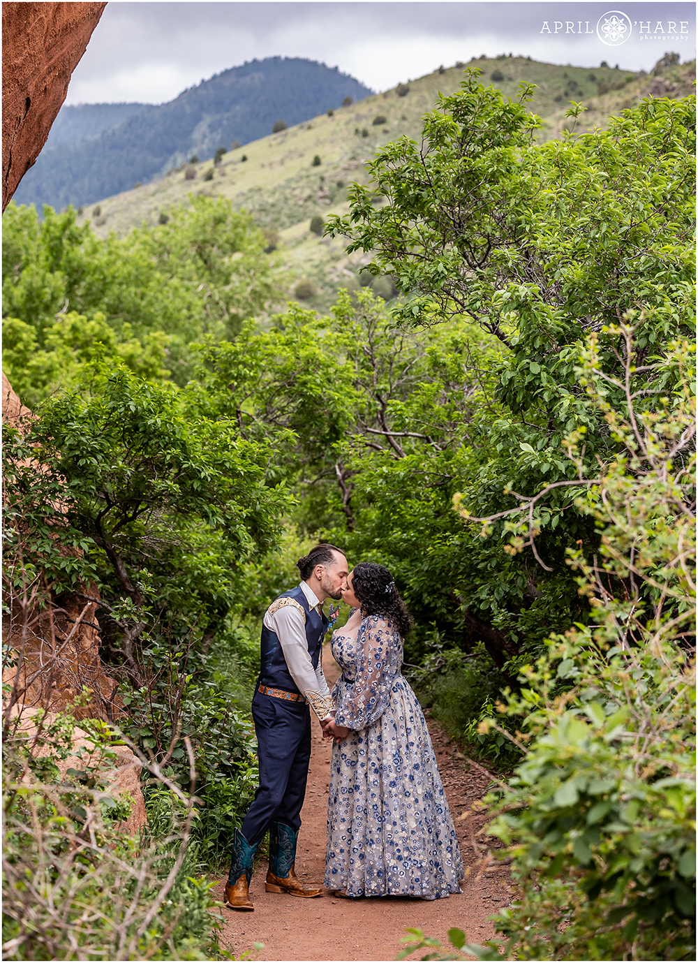 Red Rocks wedding photo of a couple kissing on the Trading Post Trail