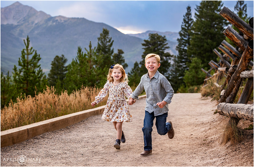 Siblings run down the path at Sapphire Point at their family photoshoot