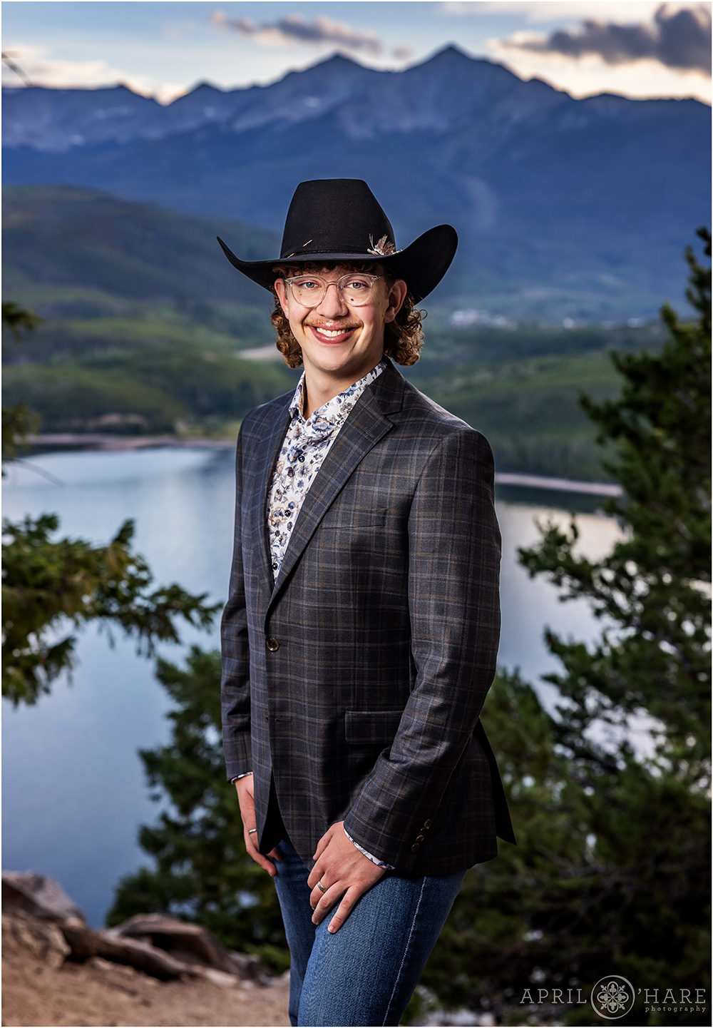 Beautiful lake and mountain backdrop at Sapphire Point in Colorado at a senior photoshoot
